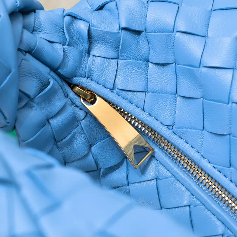 Batch 1460 BV Bottega Veneta 2022 Early Spring New Ladies Medium JODIE Handbag BV Bag 🔥The new method is to round the corners on the original basis and knot the round hobo bag with classic woven leather. The most iconic triangular pull-out design, using sheepskin draped soft shape, is super suitable for concave shapes~ Jodie feels really gentle to people, and is definitely the best item for daily matching. It has the same weave, new elements and twists, and is versatile. It is the new favorite of street style Internet celebrities! Size: 36*21*13 Model: 6697